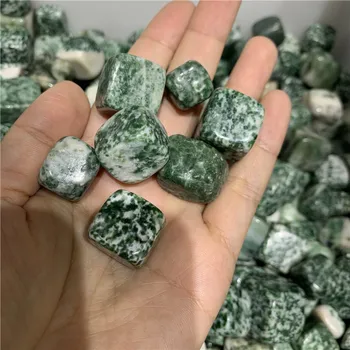 Nauja siunta 1000g natūralus žalias taškas poliruotas akmuo kubo reiki healing kristalai, krito akmenys meditacijos