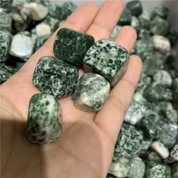 Nauja siunta 1000g natūralus žalias taškas poliruotas akmuo kubo reiki healing kristalai, krito akmenys meditacijos